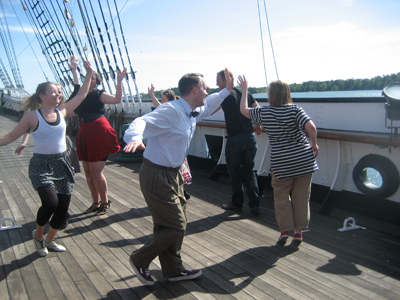 Mildreds swingskola dansar Big Apple ombord på Pommern i Mariehamn på Åland
